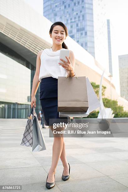 happy young woman shopping - damkläder bildbanksfoton och bilder