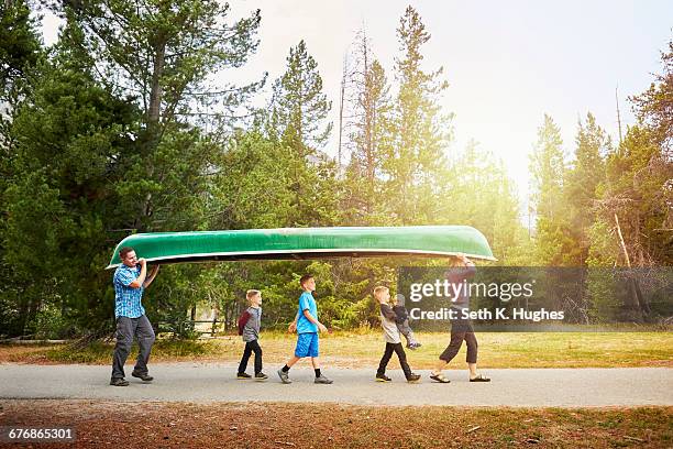 family with four children carrying canoe, grand teton national park, wyoming, usa - grand teton national park - fotografias e filmes do acervo