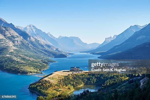 high and view of waterton lakes national park, alberta, canada - waterton lakes national park stock-fotos und bilder