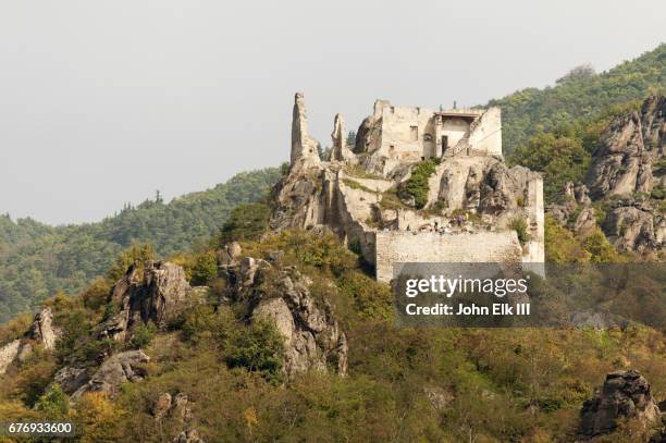 burgruine durnstein castle ruins - dürnstein stockfoto's en -beelden