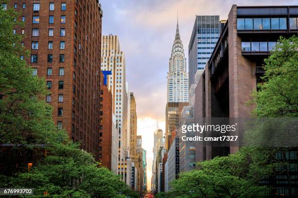 42 nd ストリート、マンハッタンを見る - クライスラービル ストックフォトと画像