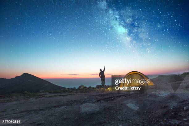 un seul homme, camping à la nuit avec téléphone - summer landscape photos et images de collection