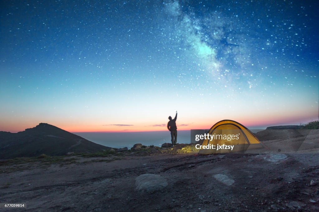 One-man kamperen bij nacht met telefoon