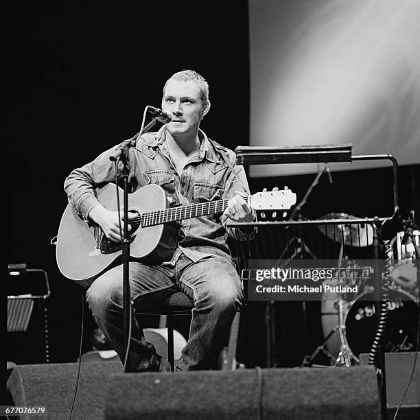 English singer-songwriter and guitarist David Gray performing at a concert tribute to Nick Drake at The Barbican, London, 25th September 1999.