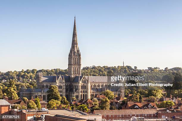 salisbury cathedral over the city rooftops. - salisbury fotografías e imágenes de stock