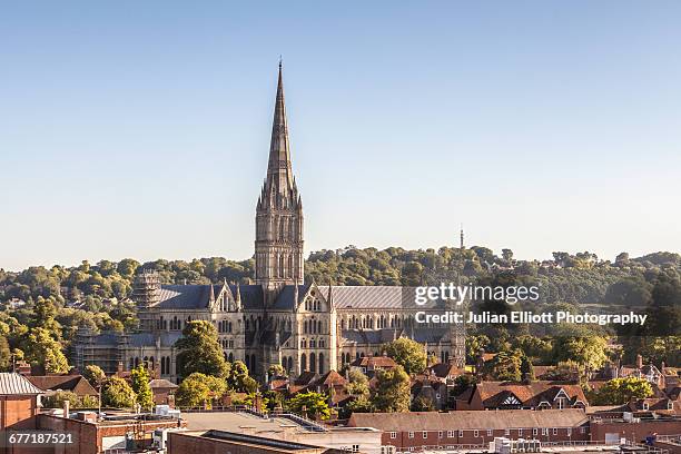 salisbury cathedral over the city rooftops. - torenspits stockfoto's en -beelden