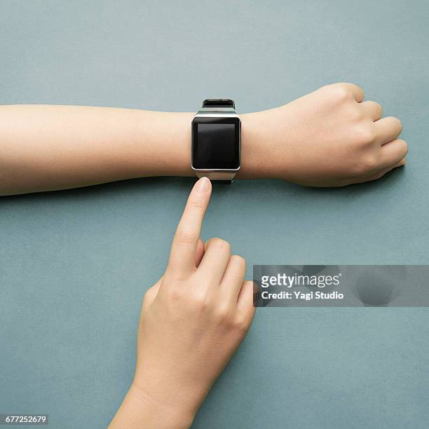 woman using a smart watch. - reloj inteligente fotografías e imágenes de stock