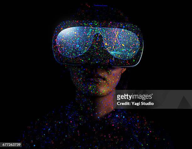 woman using virtual reality headset - scienza e tecnologia foto e immagini stock
