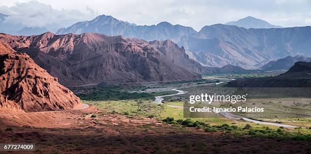 mountains on the road between salta and cafayate - salta provincie stockfoto's en -beelden