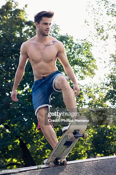 young men on skateboard - philipp nemenz foto e immagini stock