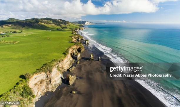 aerial view of three sisters, north taranaki, new zealand. - região de taranaki imagens e fotografias de stock