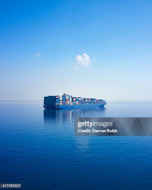 container ship, suez canal, egypt - containerschip stockfoto's en -beelden