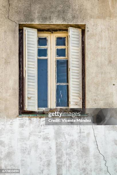 shoes on the window - insólito stockfoto's en -beelden