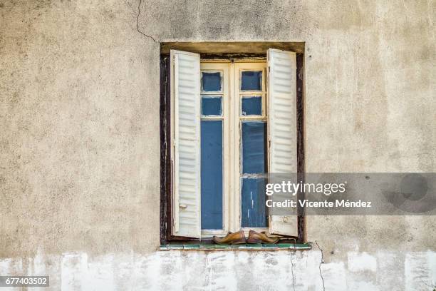 shoes on the window - olor desagradable - fotografias e filmes do acervo