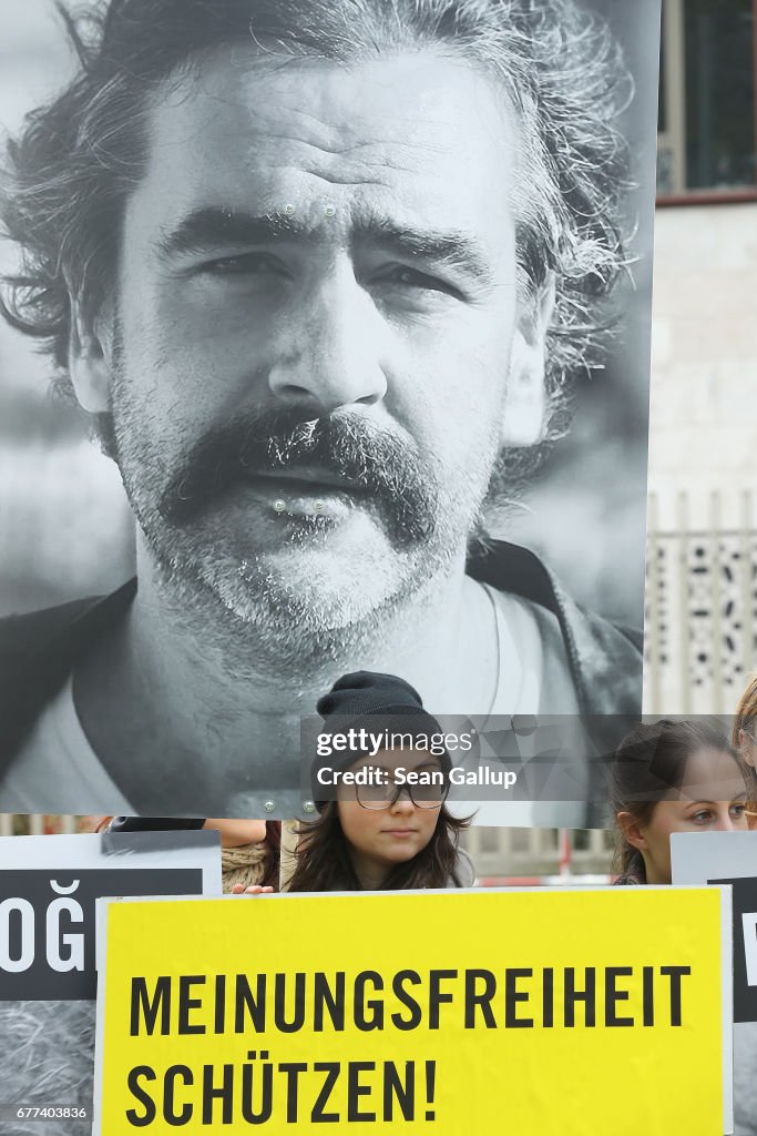 Activists Protest For Imprisoned Turkish Journalists