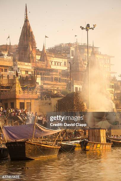 manikarnika ghat, in varanasi, india - rio ganges imagens e fotografias de stock