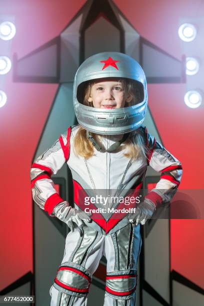 joyeuse petite fille cosmonaute - cosmonaute photos et images de collection