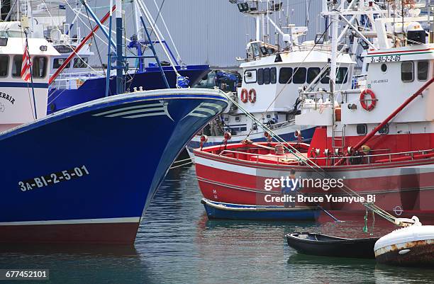 fishing boats in old port - provinz biscaya stock-fotos und bilder