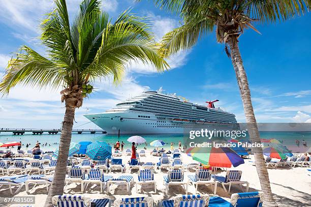 gran turk beach and cruise - bateau de voyageurs photos et images de collection