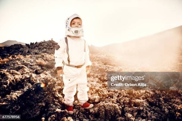 kleine astronaut in de maan - cosmonaut stockfoto's en -beelden