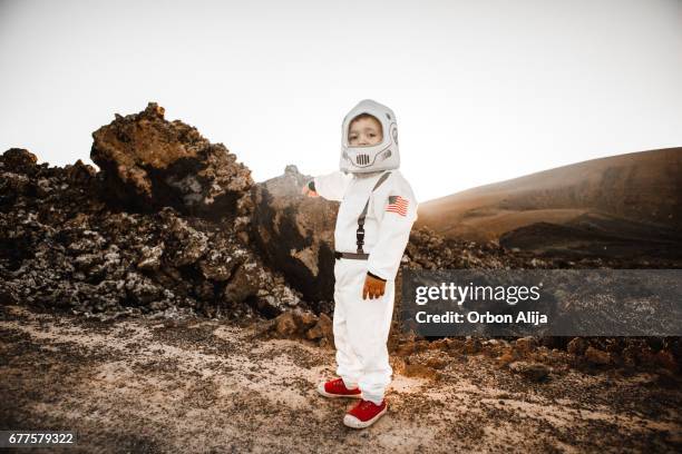 kleine astronaut in de maan - astronaut kid stockfoto's en -beelden
