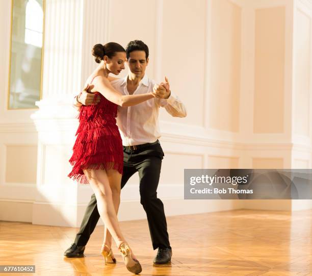 couple dancing tango - tango fotografías e imágenes de stock
