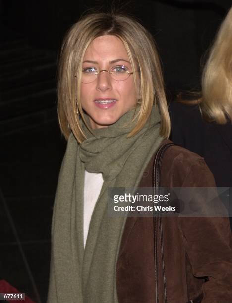 Actress Jennifer Aniston arrives at the premiere of "Snatch" January 18, 2001 at the Director's Guild Theatre in Hollywood, CA.