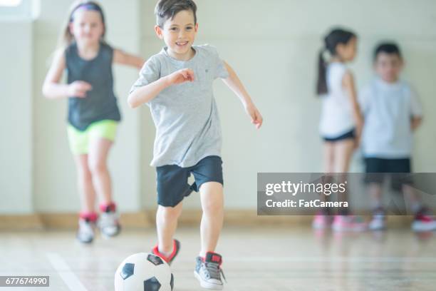 soccer spel - school gymnasium stockfoto's en -beelden