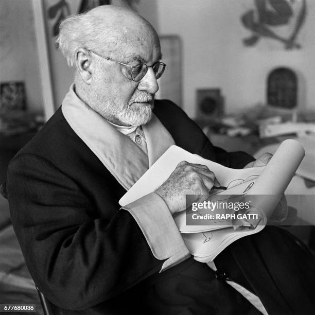 Le peintre et sculpteur français Henri Matisse photographié dans son atelier nicois en 1952.