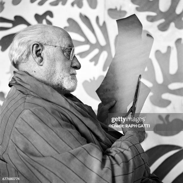 Le peintre et sculpteur français Henri Matisse réalise des découpages dans son atelier au Regina, à Nice, en 1952. A la fin de sa vie Matisse à l age...