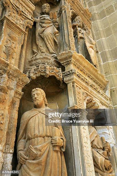 main entrance of santo tomas church - la rioja foto e immagini stock