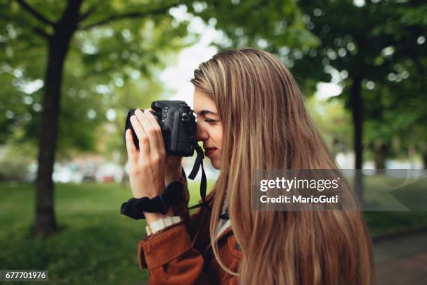 jonge vrouw nemen van een foto - herramientas profesionales stockfoto's en -beelden