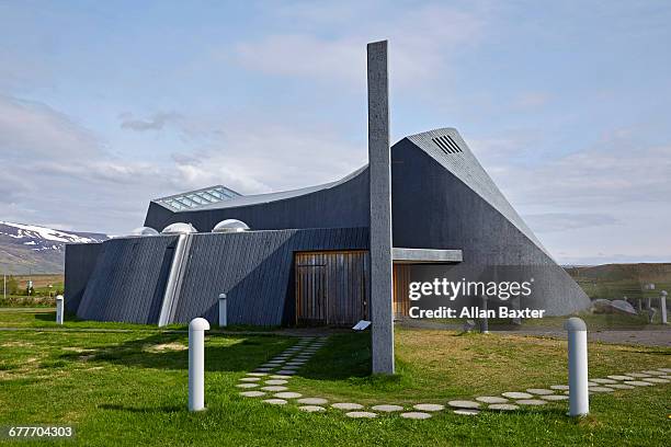 the modernist blondouskirkja church in iceland - bollards foto e immagini stock