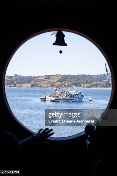 boat window, dalcahue, chiloe, chile, 2013 - regarder ailleurs fotografías e imágenes de stock