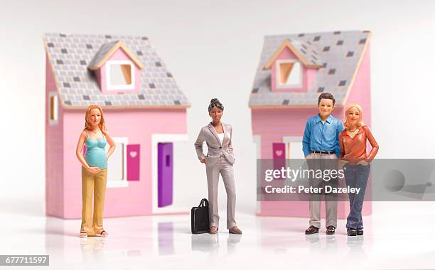 lawyer with divorce couple - figurine stockfoto's en -beelden