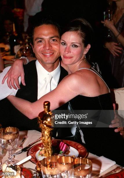 Best Actress for "Erin Brockovich," Julia Roberts and boyfriend Benjamin Bratt pose for the photographers at the Governor's Ball following the 73rd...