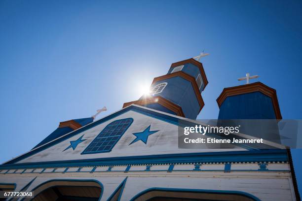 church, tenaun, chiloe, chile, 2013 - ciel sans nuage stockfoto's en -beelden