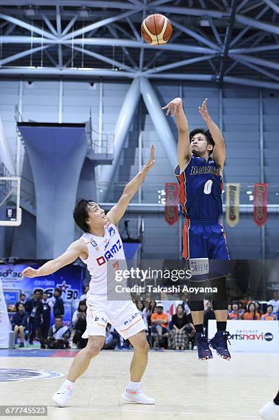 Masashi Hosoya of the Yokohama B-Corsairs shoots under pressure from Kei Igarashi of the Niigata Albirex BB during the B. League match between...