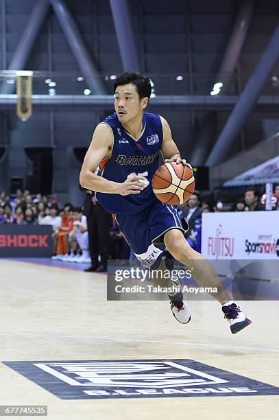 Ken Takeda of the Yokohama B-Corsairs dribbles the ball during the B. League match between Yokohama B-Corsairs and Niigata Albirex BB at the Yokohama...