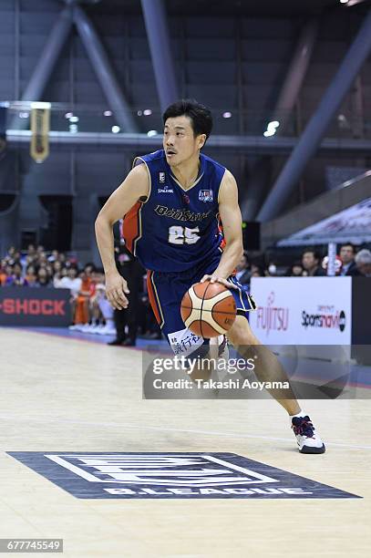 Ken Takeda of the Yokohama B-Corsairs dribbles the ball during the B. League match between Yokohama B-Corsairs and Niigata Albirex BB at the Yokohama...