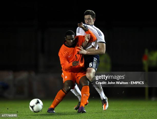 Netherlands' Genero Zeefuik holds off the challenge of Scotland's Ross Perry