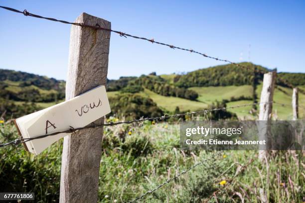 message on a barbed wire, chiloe, chile, 2013 - amérique latine 個照片及圖片檔