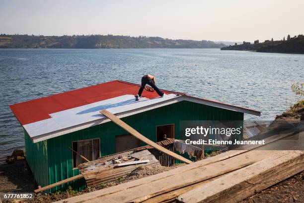 roof painting, castro, chiloe island, chile, 2013 - amérique latine 個照片及圖片檔