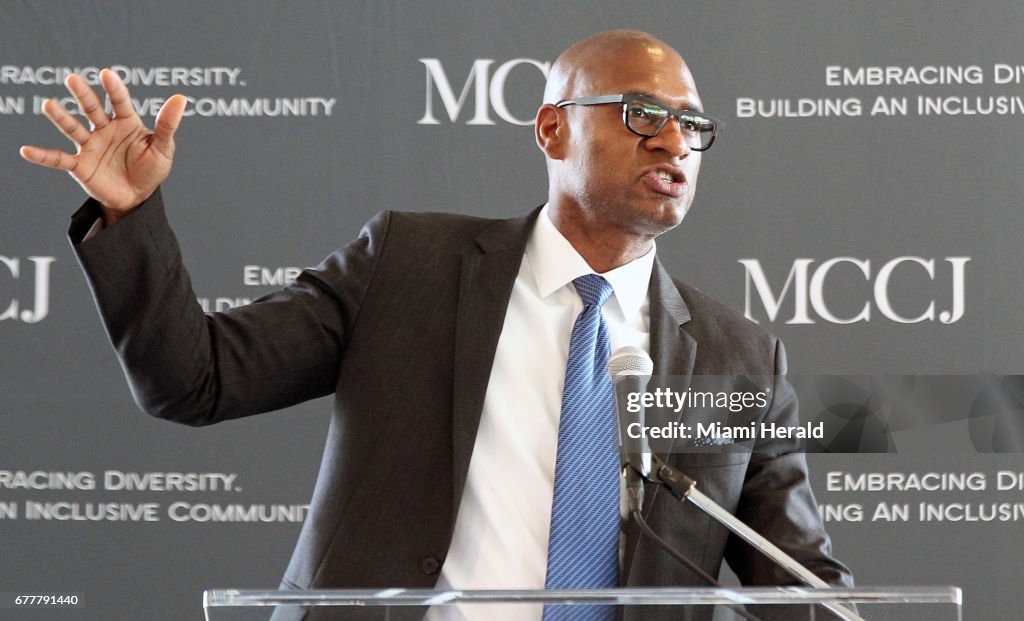 Charles Blow wins Hank Meyer National Headliner Award