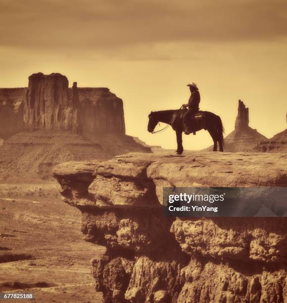 western cowboy native american på hästryggen på monument valley tribal park - parker 2013 film bildbanksfoton och bilder