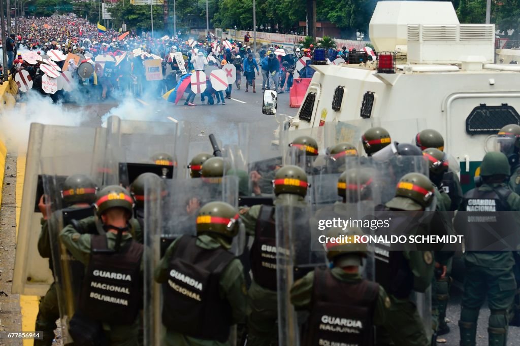 TOPSHOT-VENEZUELA-CRISIS-OPPOSITION-PROTEST