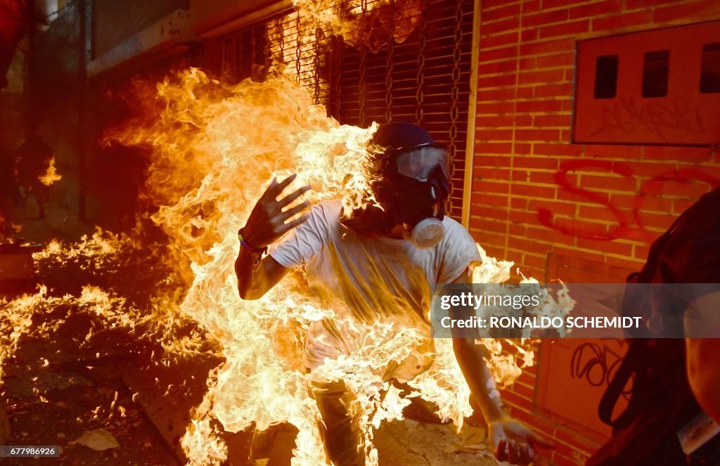 TOPSHOT-VENEZUELA-CRISIS-OPPOSITION-PROTEST
