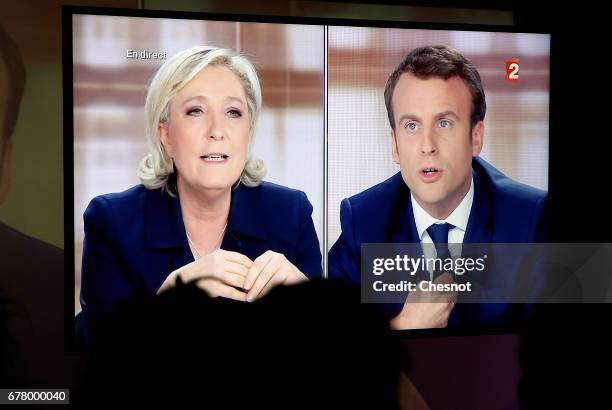 Supporters of President of the political movement 'En Marche !' and French presidential election candidate Emmanuel Macron watch the TV debate...