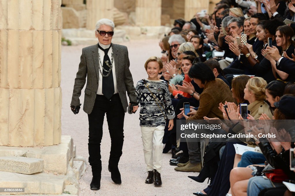Chanel Cruise 2017/2018 Collection  :  Runway