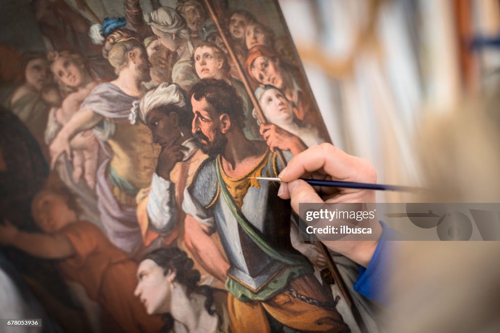 Mujeres artesanas de laboratorio restaurador y framer: restauración lienzo de pintura religiosa antigua
